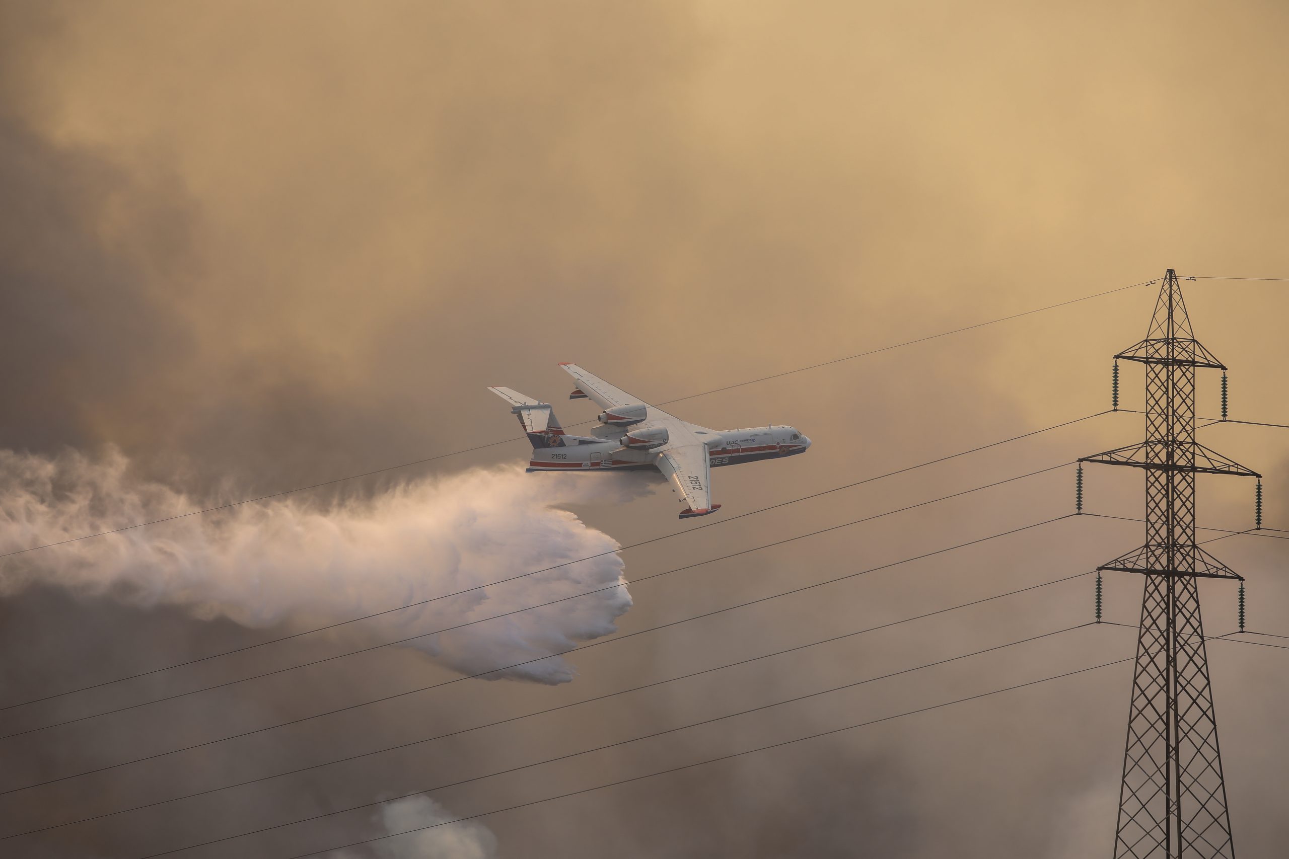 Ηigh, medium-voltage power lines knocked out from raging wildfire