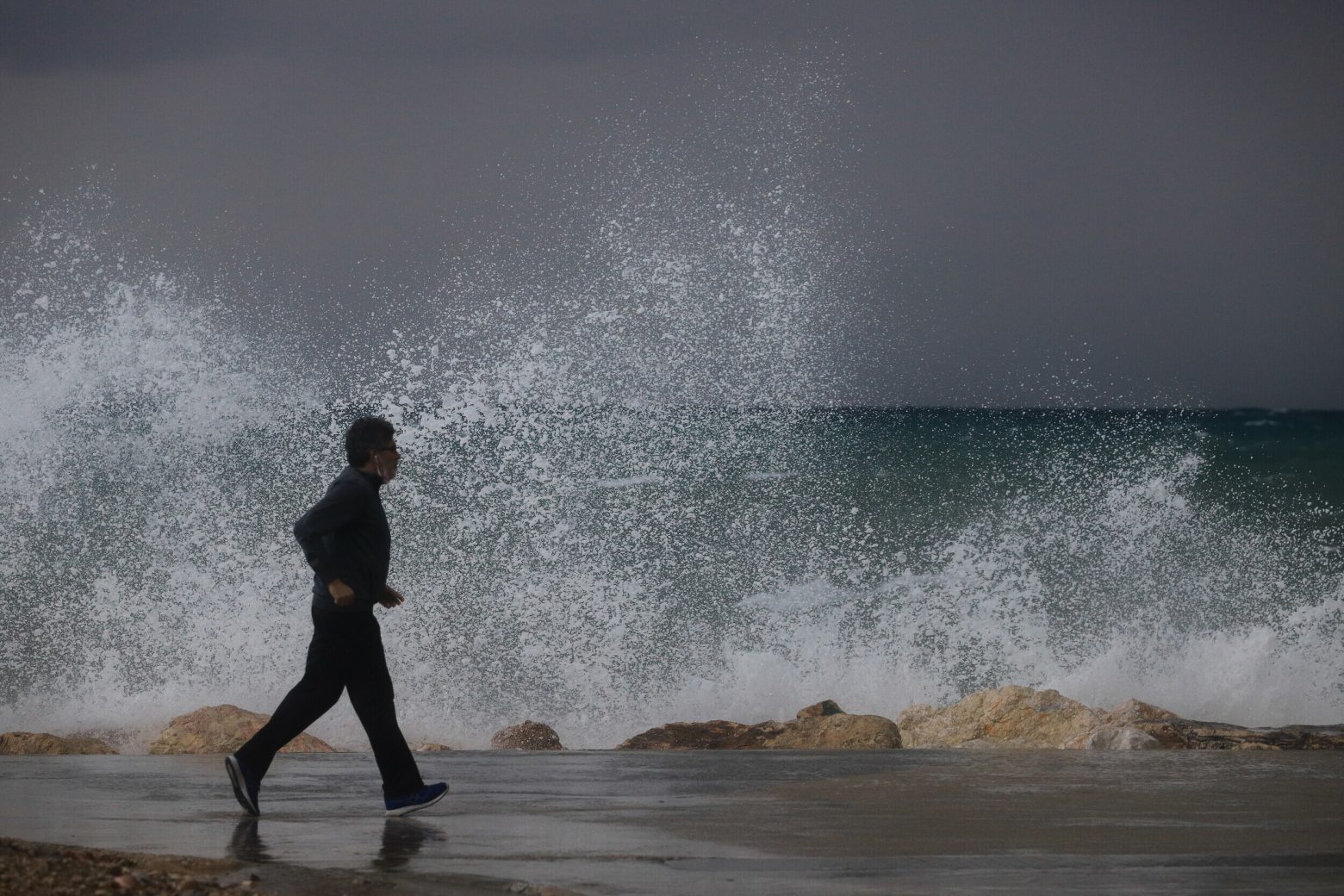 Καιρός – Η «Αθηνά» συνεχίζει να δείχνει τα δόντια της – Πού θα είναι έντονα τα φαινόμενα το Σάββατο