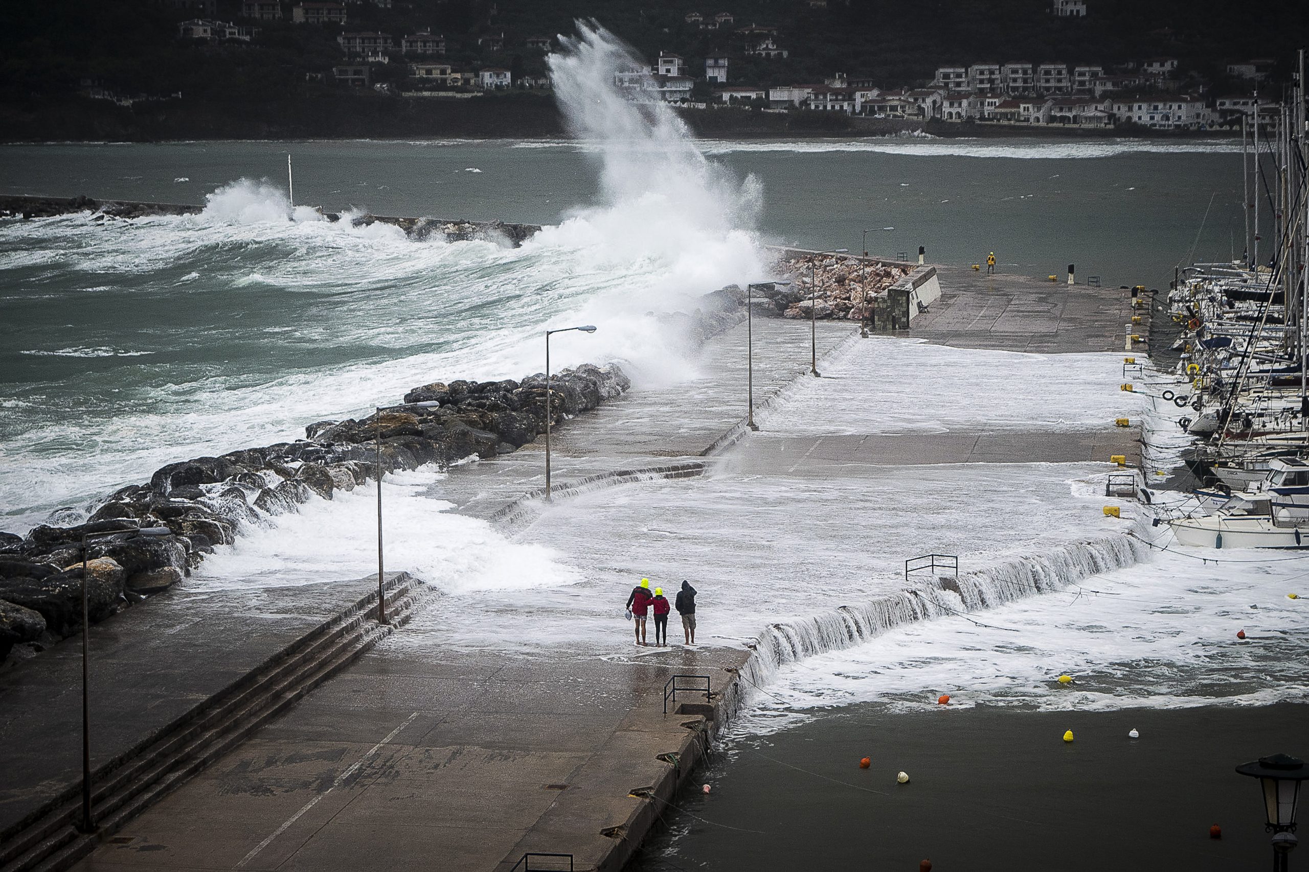 Καιρός: Έρχεται νέα κακοκαιρία σε τρία κύματα – Η Κυριακή η πιο επικίνδυνη μέρα