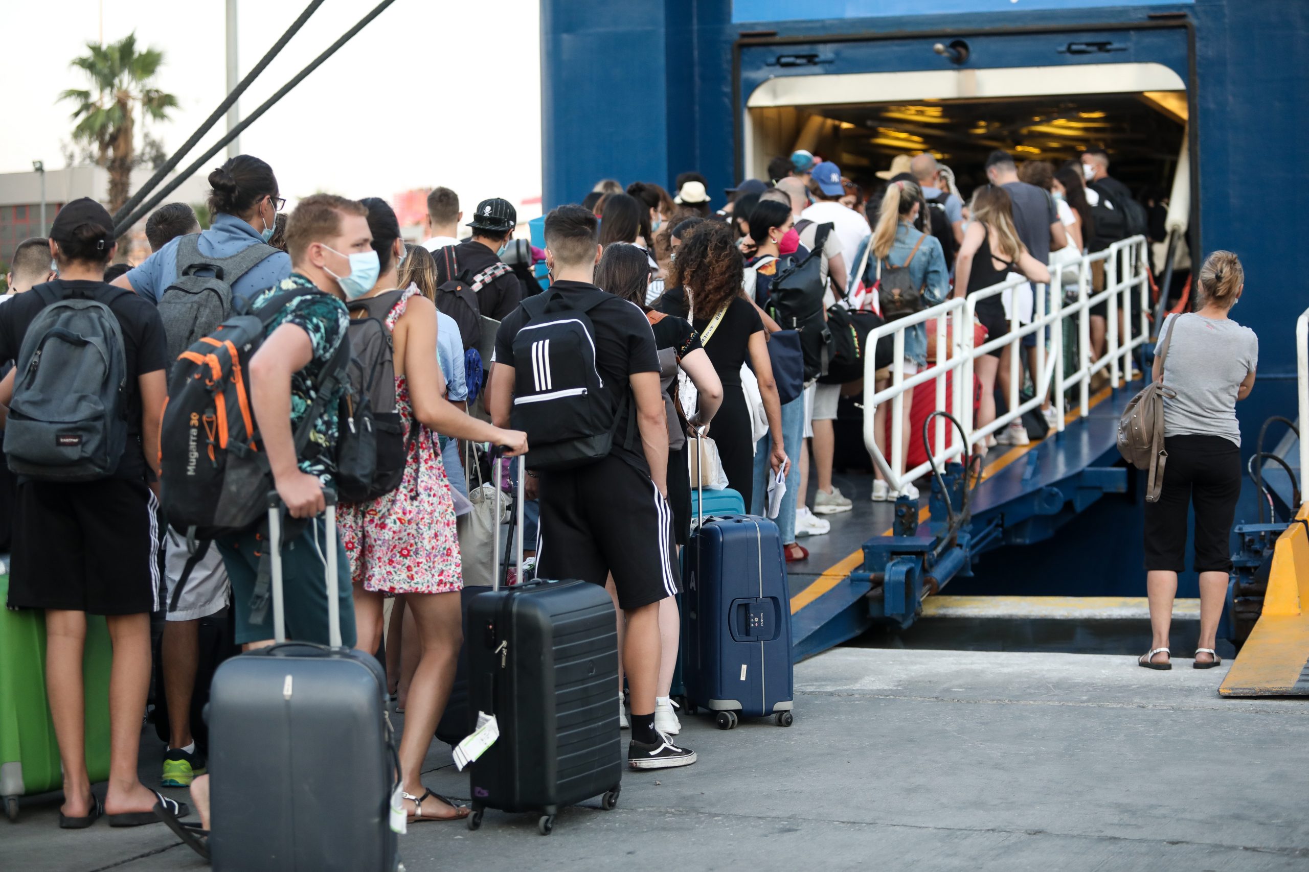 Έξοδος εκδρομέων: 23.564 επιβάτες αναχώρησαν από το λιμάνι του Πειραιά την Παρασκευή