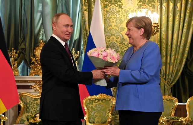 Ο «αποχαιρετισμός» του Πούτιν προς την Μέρκελ