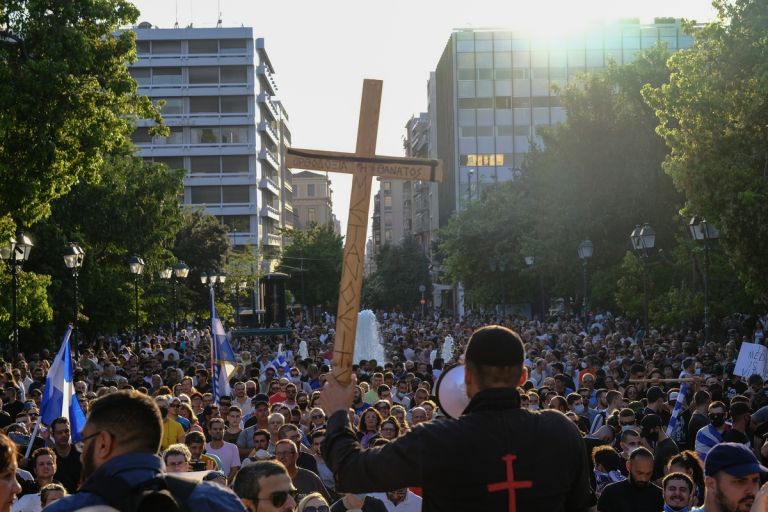 Ομηροι της μισαλλοδοξίας – Η Ελλάδα επιστρέφει στη ρητορική του μίσους που δηλητηριάζει την πολιτική ζωή