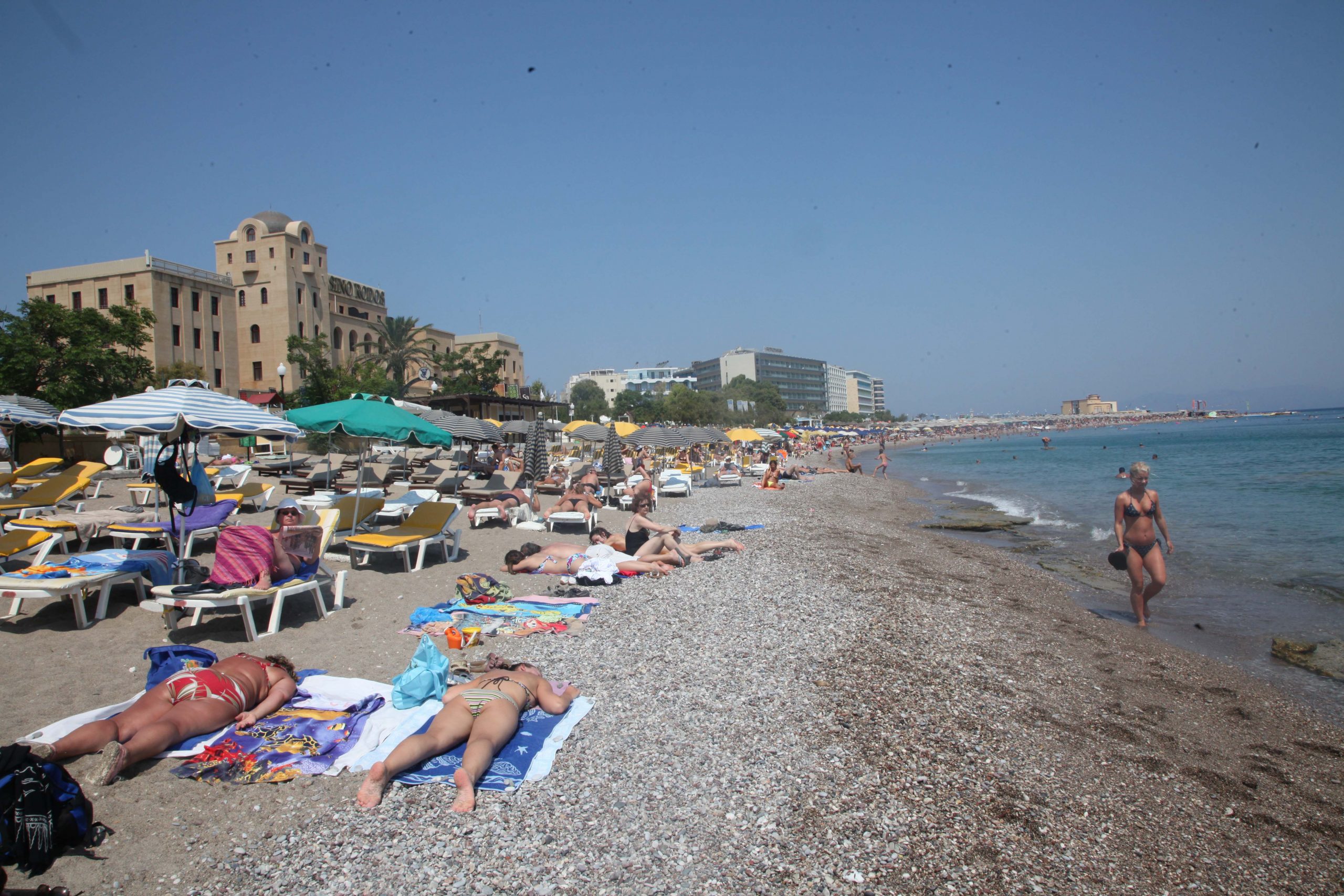 Ρόδος – «Βούλιαξαν» οι παραλίες από τουρίστες και κατοίκους