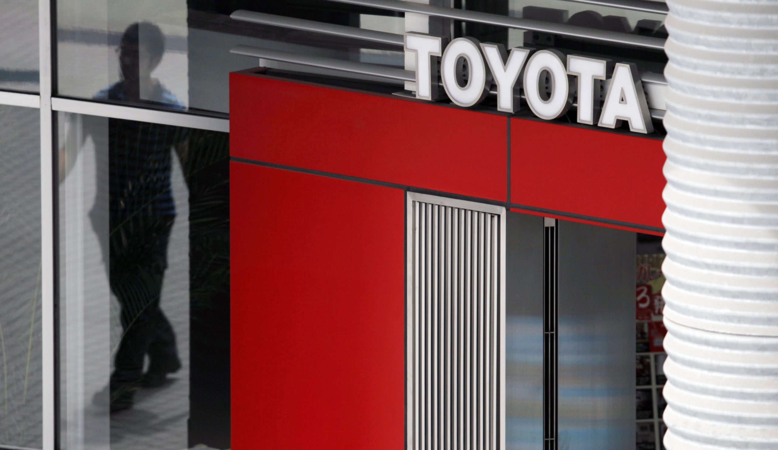 Η Toyota θα στείλει τα υβριδικά της στο διαλυτήριο