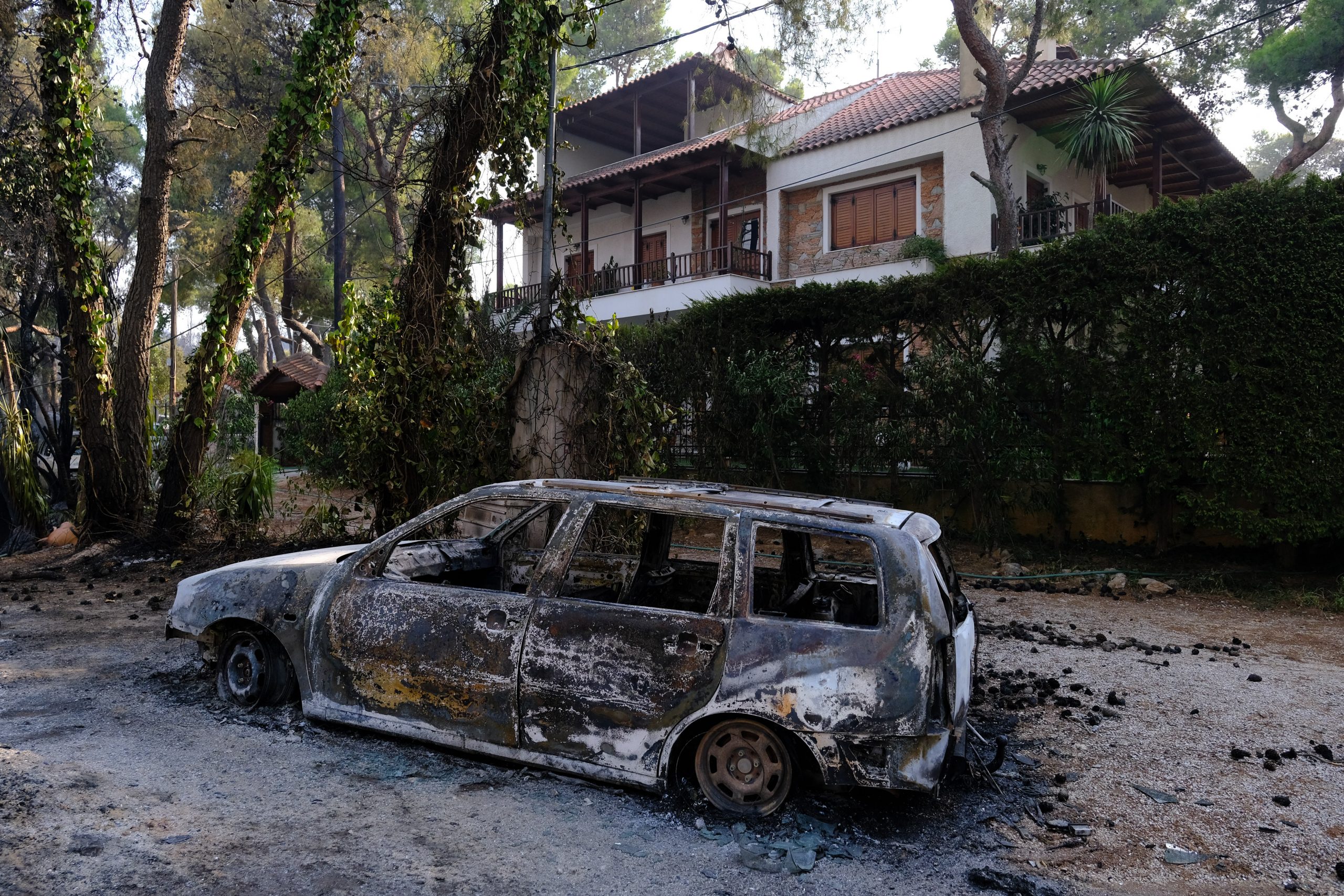 Φωτιές – Συνεχίζονται οι αυτοψίες – Εκατοντάδες κτίρια «επικίνδυνα»