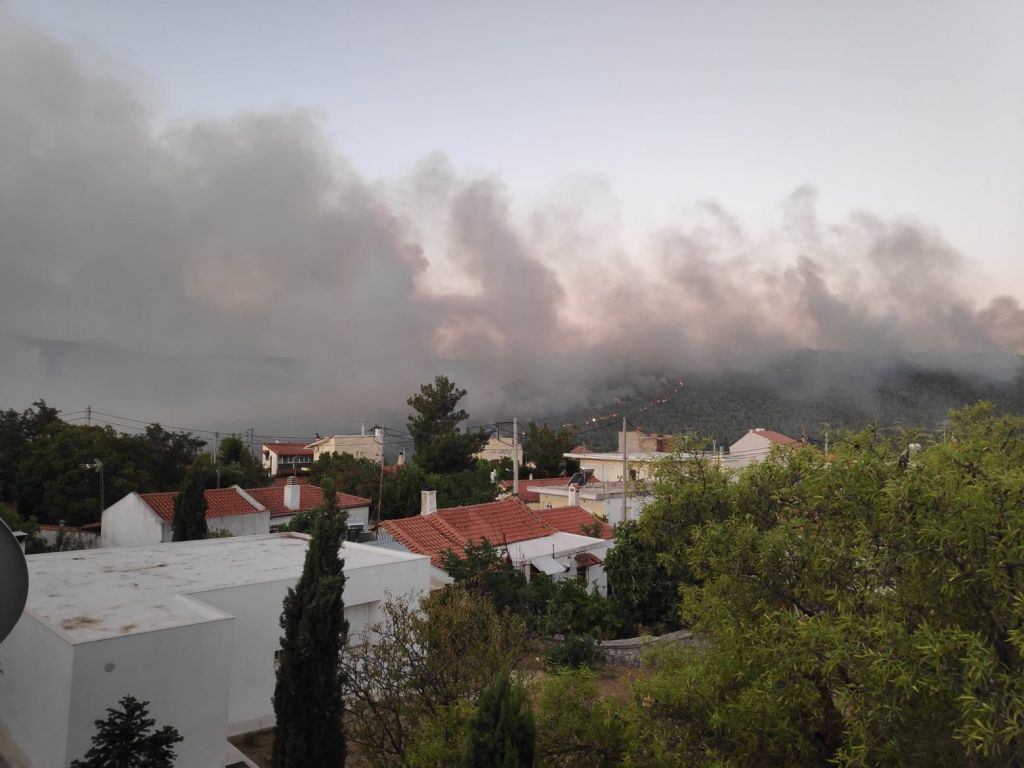 Βίλια – Εκτός ελέγχου η φωτιά για 4η μέρα