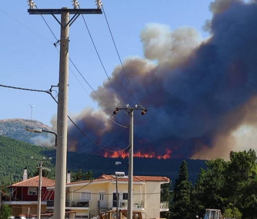 Βίλια – Μαίνεται η νέα φωτιά – Προληπτική εκκένωση οικισμών