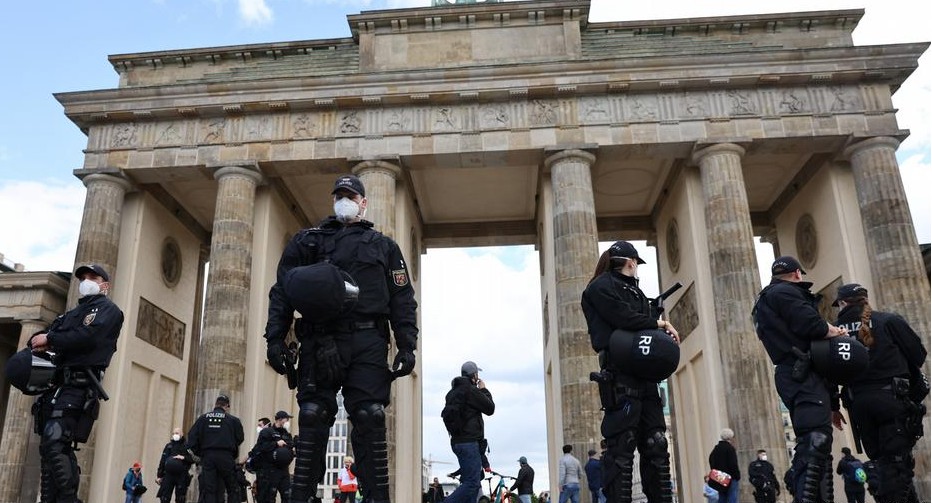 Βερολίνο– Συγκρούσεις ανάμεσα σε αστυνομικούς και διαδηλωτές-αρνητές των μέτρων για την πανδημία