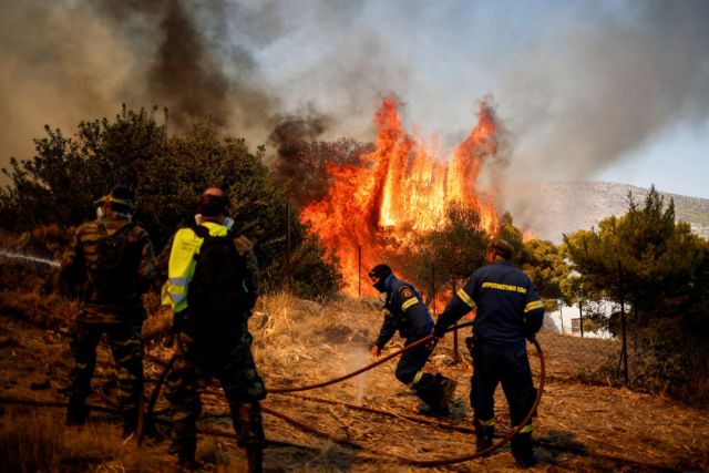 Ολονύχτια μάχη με τις φλόγες στα Βίλια – Καλύτερη η εικόνα στη Λαυρεωτική