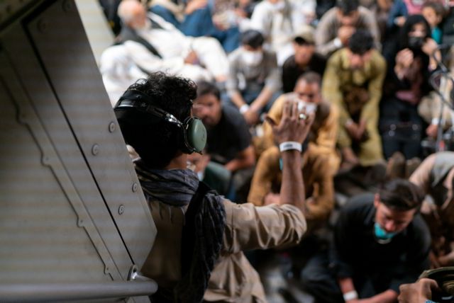 Αφγανιστάν – Περίπου 10.000 άνθρωποι περιμένουν στο αεροδρόμιο της Καμπούλ για να φύγουν