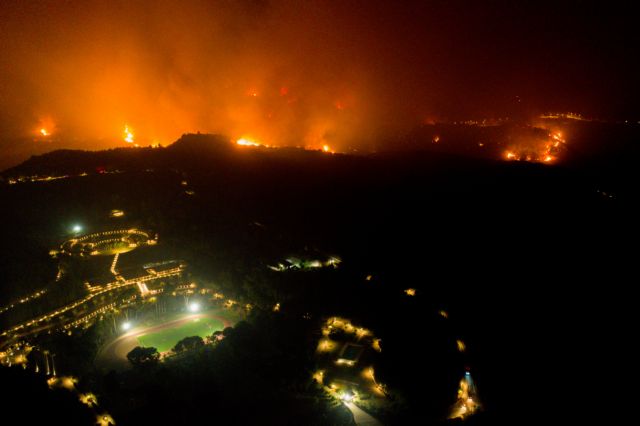 Φωτιές – Δεύτερη νύχτα αγωνίας για την Ελλάδα – «Μάχες» με τις πυρκαγιές σε Αρχαία Ολυμπία και Εύβοια