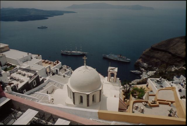 Meeting focuses on efforts to avoid ‘overtourism’ on Santorini