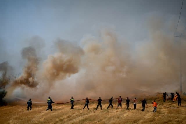 Πυροσβεστική – 50 νέες φωτιές σε όλη τη χώρα – Δύσκολη η νύχτα για τα Βίλια