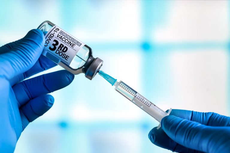 Εμβόλιο – Ανοίγει σήμερα η πλατφόρμα για την τρίτη δόση για τους άνω των 50 ετών και για όσους έχουν υποκείμενα νοσήματα