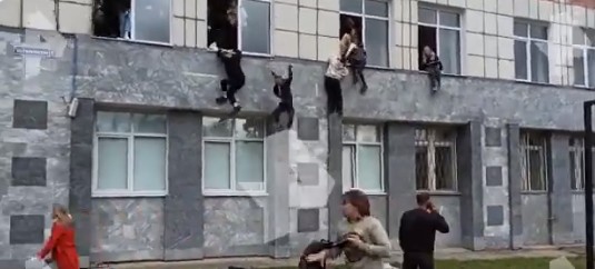 Ρωσία – Επίθεση ενόπλου σε πανεπιστήμιο – Μαθητές πηδούν από τα παράθυρα για να σωθούν