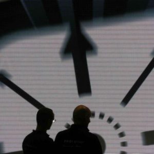 «Σκωτσέζικο ντους» στην οικονομία – Τι θα γίνει με τα επιτόκια