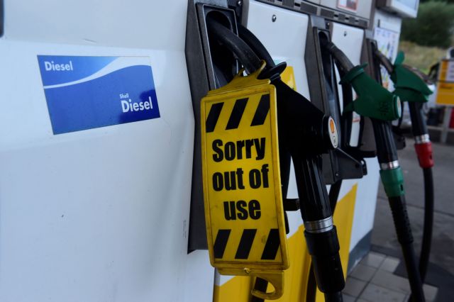 Βρετανία – Ουρές και πανικός στα πρατήρια για λίγη βενζίνη