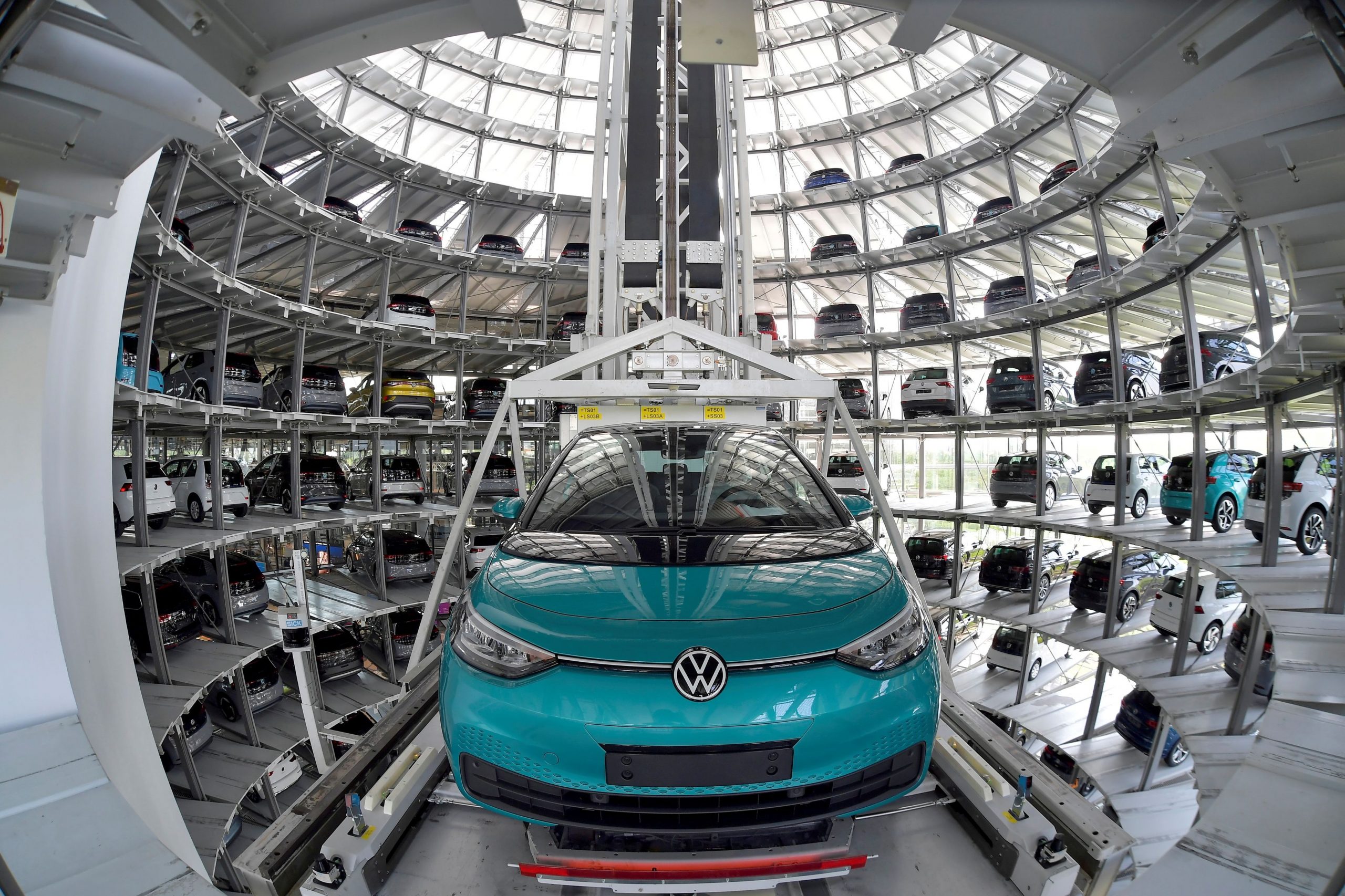 Οι ημιαγωγοί… φρενάρουν την αυτοκινητοβιομηχανία – Τι φοβούνται Ford, Volkswagen και Daimler