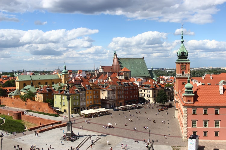 Πολωνία – Η διαμάχη με την Ε.Ε. για το Κράτος Δικαίου οδηγεί σε οικονομικές συνέπειες