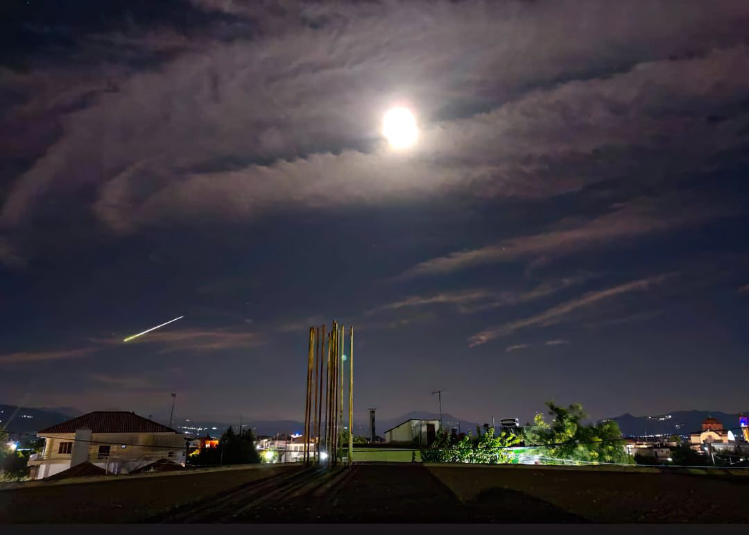 Meteor turned night into day in Greece [impressive images]