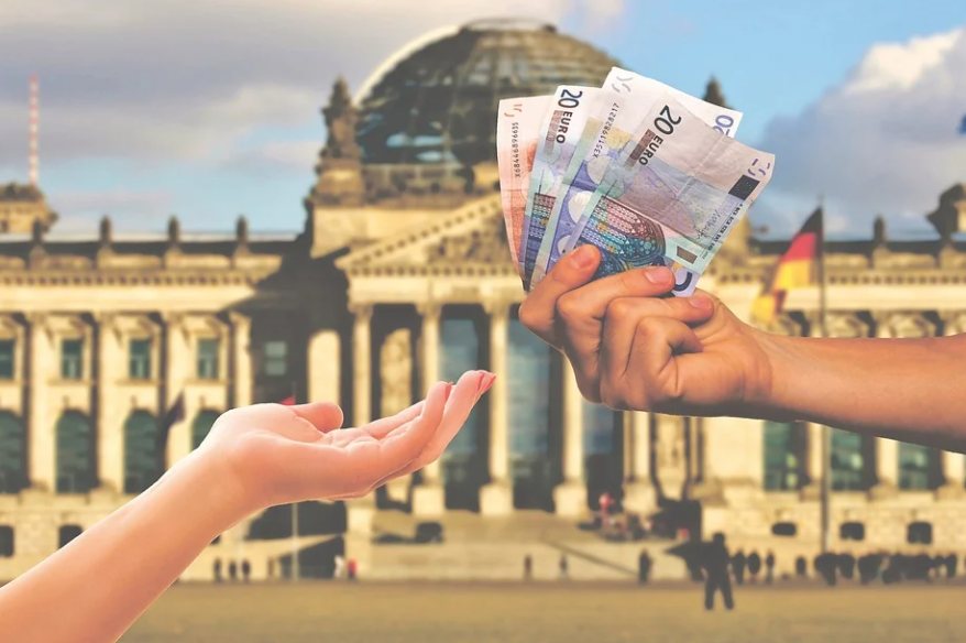 DW – Πόσα χρήματα κερδίζουν οι βουλευτές στη Γερμανία;