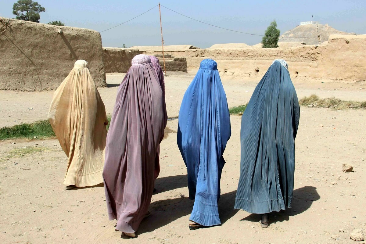 Αφγανιστάν – Με μαύρη αμπάγια και νικάμπ οι φοιτήτριες – Τι προβλέπει διάταγμα των Ταλιμπάν