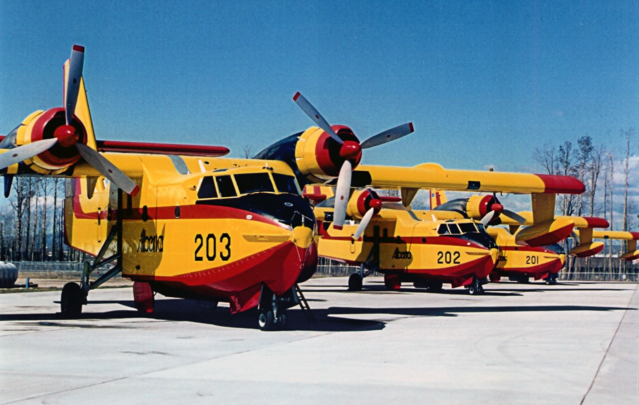 Φωτιές: Tα Canadair που σκίζουν τους αιθέρες, σβήνουν φωτιές και σώζουν ζωές