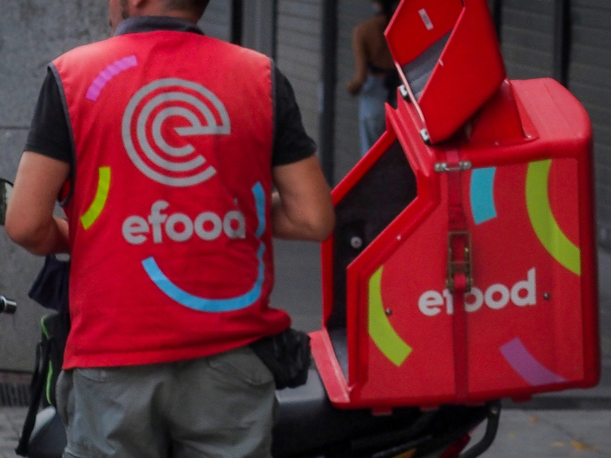efood – Κλιμακώνουν τις κινητοποιήσεις οι διανομείς με 24ωρη απεργία