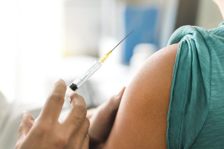 Σκέρτσος – Το 71% των ενηλίκων έχει εμβολιαστεί