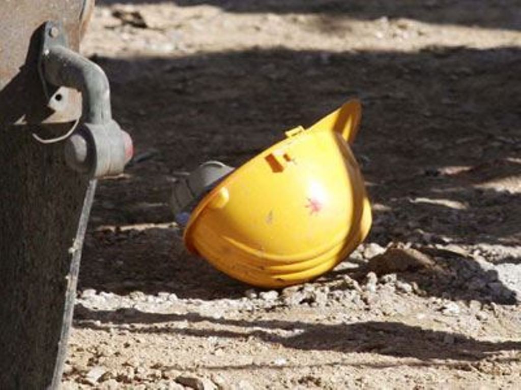 Rock slide in a bauxite mine in Fokida leaves one dead and 2 trapped