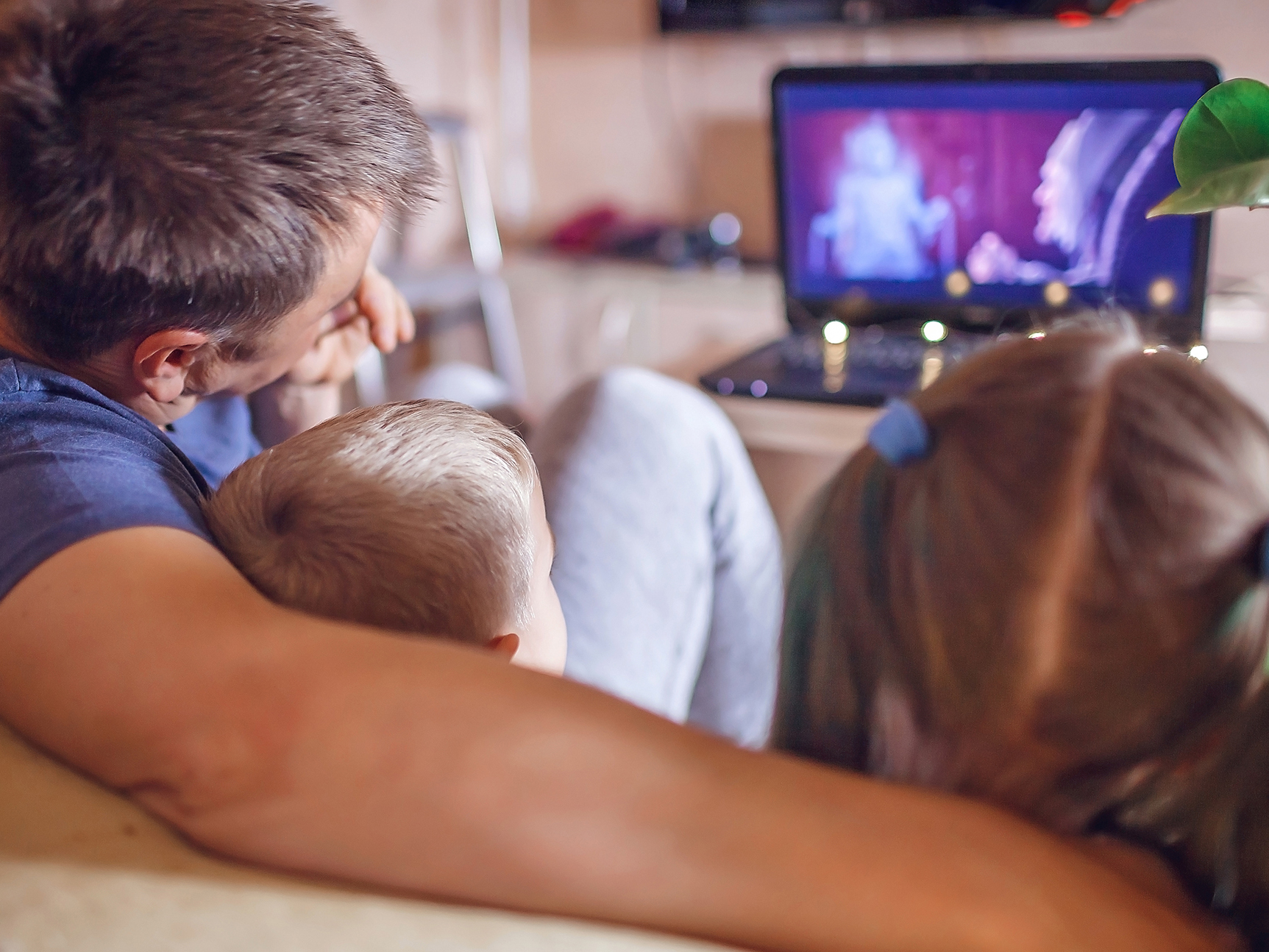 Μελέτη: Τηλεόραση και μικρά παιδιά – Τι προβλήματα μπορεί να εμφανιστούν