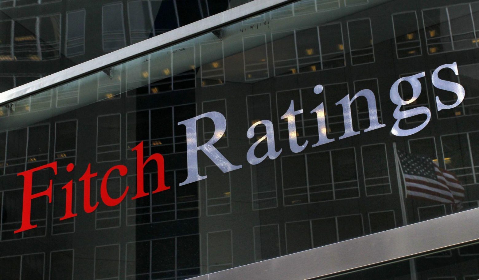 Fitch – Τι σηματοδοτεί η αναβάθμιση των προοπτικών του ελληνικού αξιόχρεου