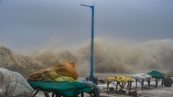 Ινδία – Ο κυκλώνας Γκούλαμπ πλησιάζει απειλητικά τρία ανατολικά κρατίδια [Video]