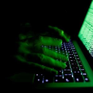Κυβερνοεπιθέσεις: Στο στόχαστρο των χάκερς χιλιάδες υπολογιστές