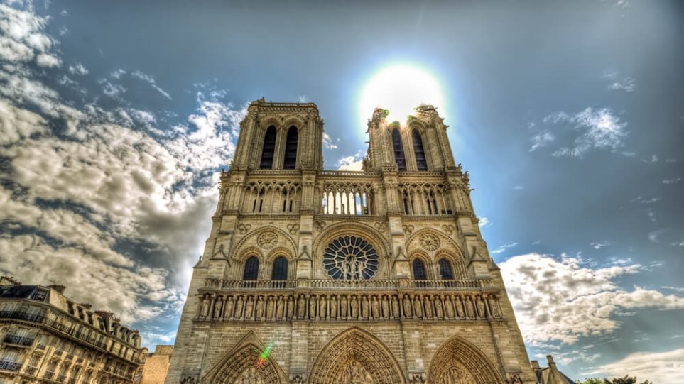 Γαλλία: Το καμπαναριό της Παναγίας των Παρισίων αναδύεται από τα ερείπια