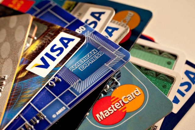 Πιστωτικές κάρτες: Δυσκολεύονται στην εξόφληση των χρεών τους οι καταναλωτές