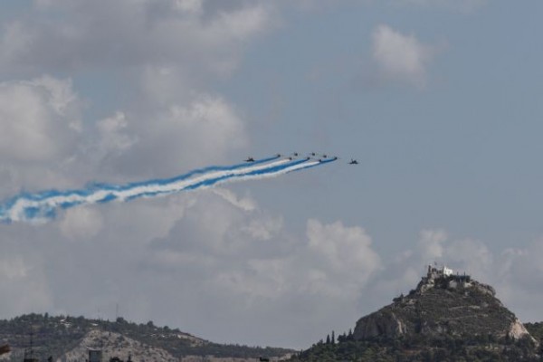 Athens Flying Week – French Rafale fighters formed the Greek flag over the Acropolis