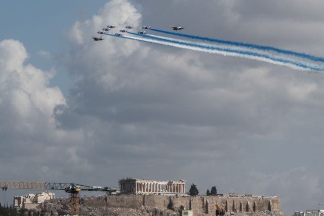 Athens Flying Week – Μαχητικά Rafale σχημάτισαν την ελληνική σημαία πάνω από την Ακρόπολη