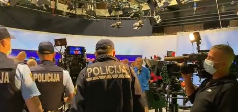 Σλοβενία – Αρνητές του κορωνοϊου εισέβαλαν στο στούντιο της δημόσιας τηλεόρασης