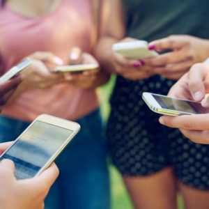 Πώς γίνεται η απαλλαγή από το τέλος κινητής τηλεφωνίας – Τι πρέπει να κάνουν οι νέοι 15 έως 29 ετών