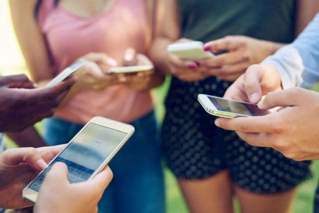 Πώς γίνεται η απαλλαγή από το τέλος κινητής τηλεφωνίας – Τι πρέπει να κάνουν οι νέοι 15 έως 29 ετών