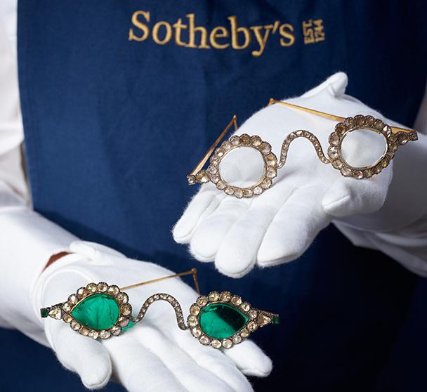 Sotheby’s – Σε δημοπρασία σπάνια γυαλιά με σμαράγδια και διαμάντια