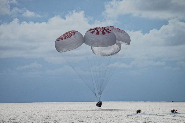 SpaceX – Προσγειώθηκε το σκάφος με τους τουρίστες του διαστήματος