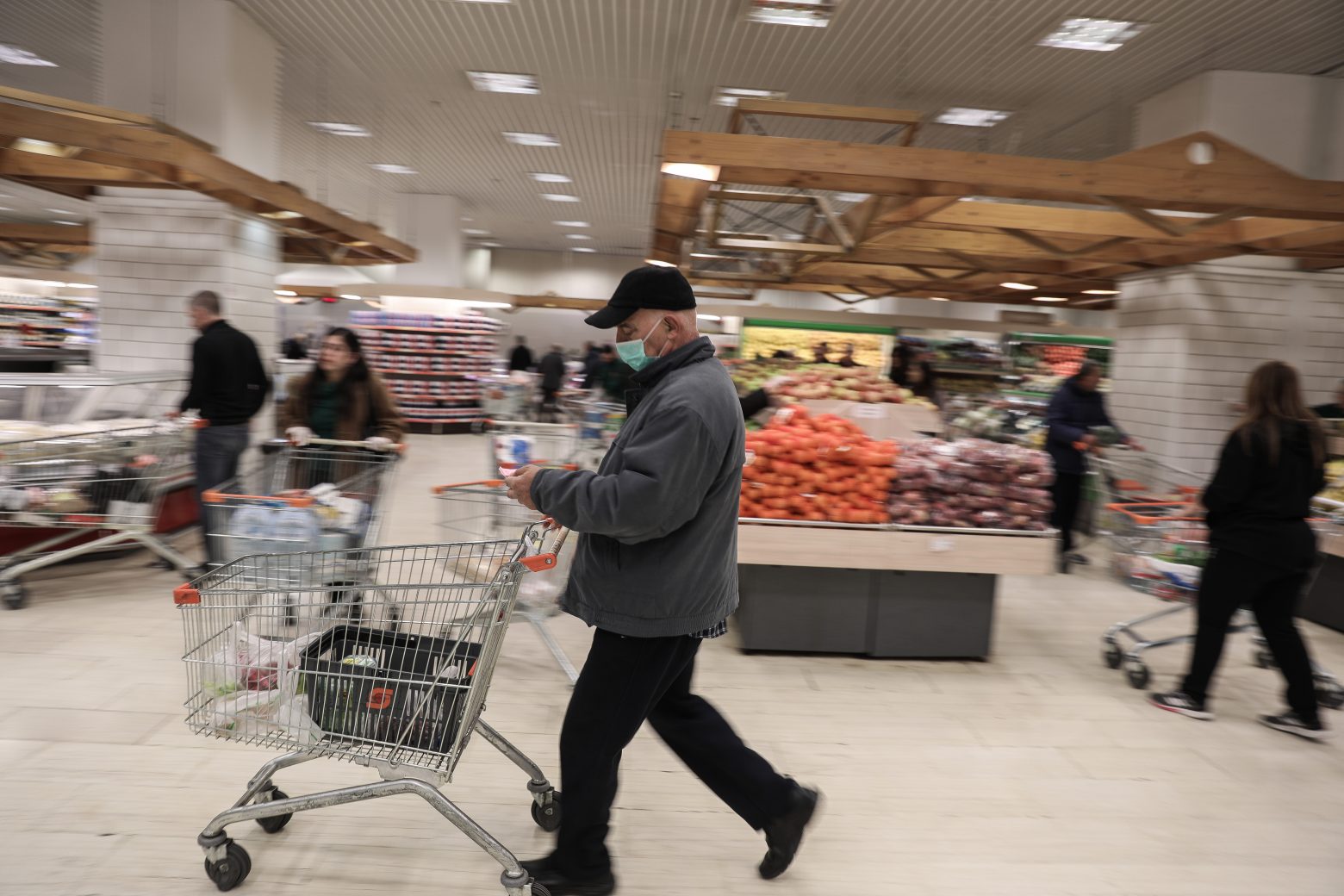 Πόλεμος στην Ουκρανία έφερε βουτιά στα επίπεδα καταναλωτικής εμπιστοσύνης