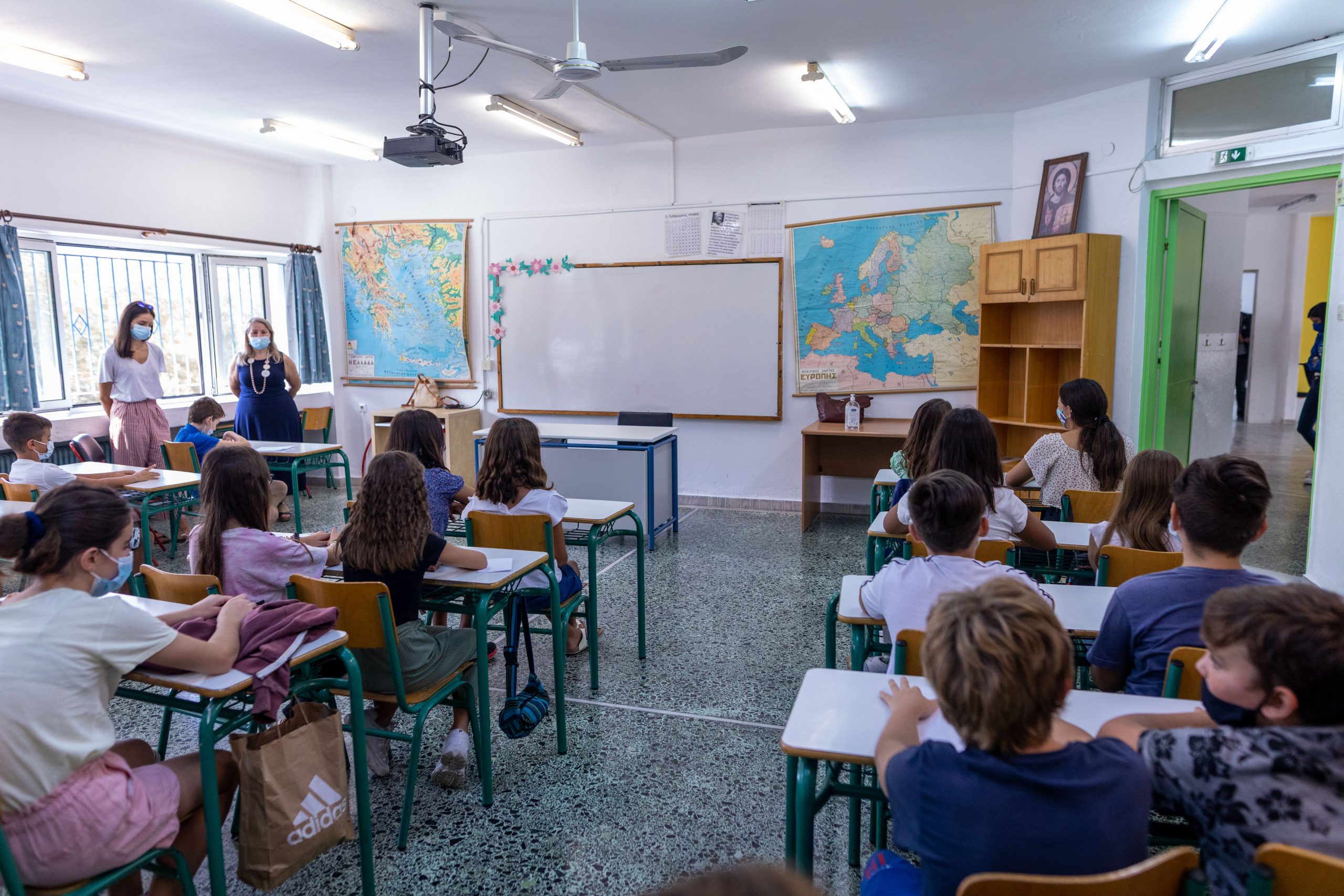 Έκρηξη κρουσμάτων σε εφήβους και παιδιά – Πάνω από 3.500 στις ηλικίες 4-18 σε μία εβδομάδα