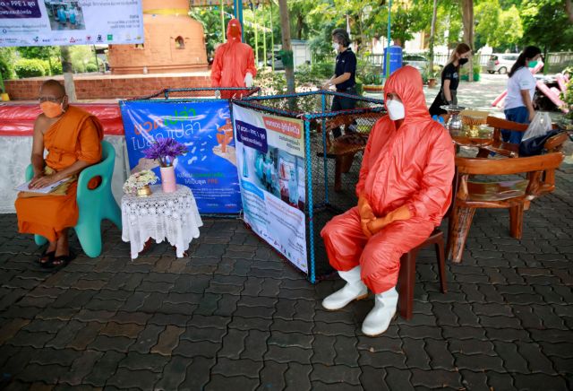 Ταϊλάνδη – Ανακυκλώνει πλαστικά μπουκάλια σε προστατευτικές στολές μιας χρήσης