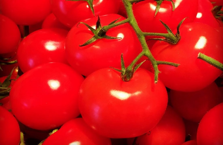 Γέμισαν οι πάγκοι βαφτισμένες «ελληνικές» ντομάτες και πιπεριές Φλωρίνης