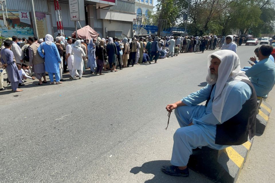Αφγανιστάν – Χιλιάδες σε ουρές έξω από τις τράπεζες