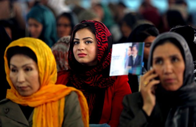 Αφγανιστάν – Οι γυναίκες επιστρέφουν στα θρανία με το νόμο της σαρίας