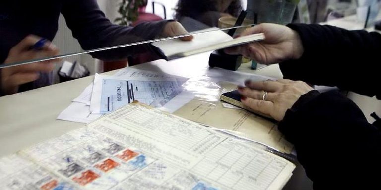 Απονομή συντάξεων – Το 2016 έφταιγαν οι… «σάπιοι φάκελοι» και τώρα οι… ιδιώτες!